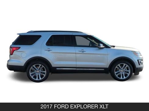 Used 2017 Ford Explorer XLT w/ Equipment Group 202A FWD image 6