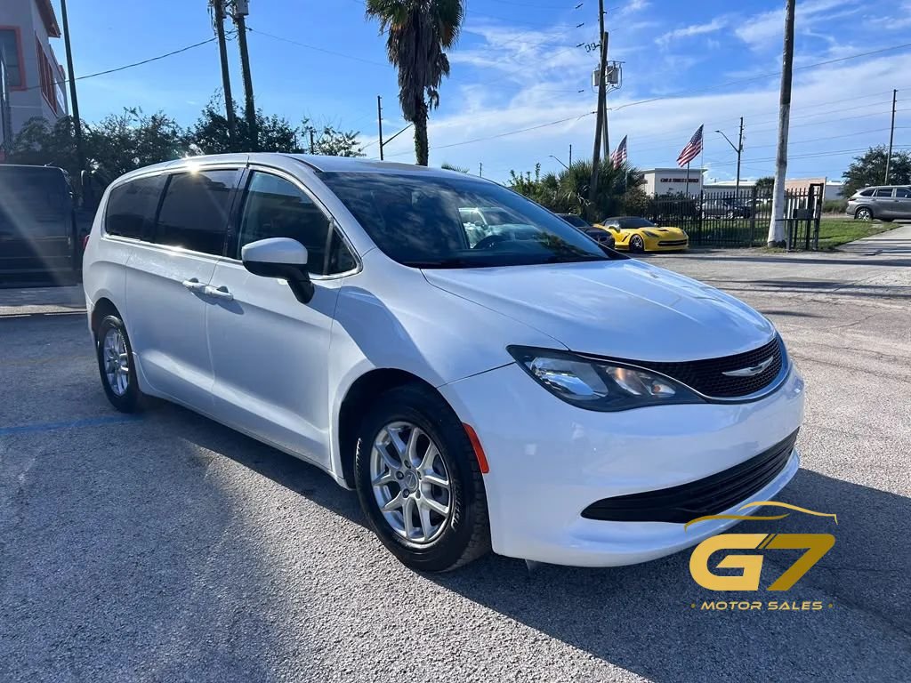 Used 2017 Chrysler Pacifica Touring FWD image 3