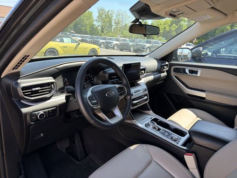 Used 2023 Ford Explorer XLT w/ Equipment Group 202A AWD/4WD image 9