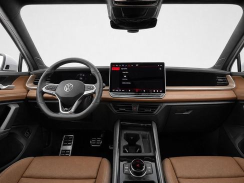 Used 2025 Volkswagen Tiguan SEL R-Line AWD/4WD image 32