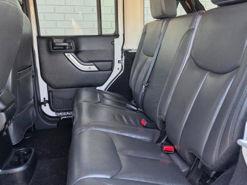 Used 2017 Jeep Wrangler Unlimited Sahara w/ Dual Top Group AWD/4WD image 10