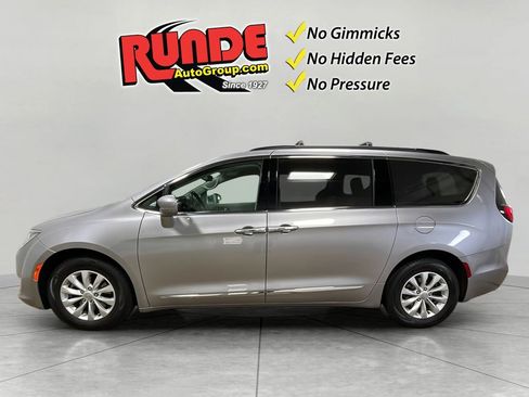 Used 2017 Chrysler Pacifica Touring-L FWD image 3