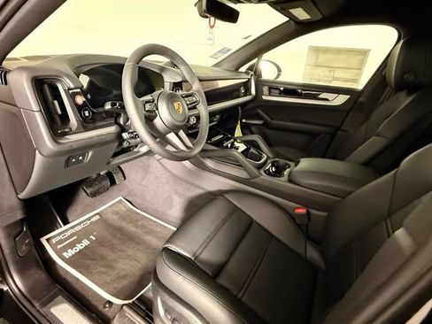 New 2025 Porsche Cayenne Coupe image 4