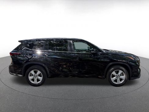 Used 2025 Toyota Highlander LE FWD image 8