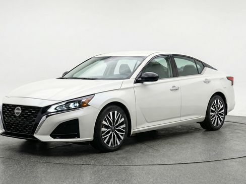 Used 2025 Nissan Altima 2.5 SV FWD image 3