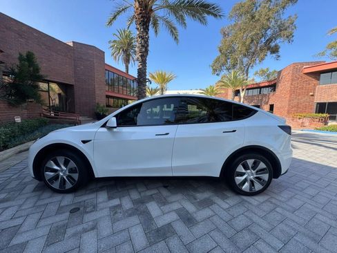 Used 2024 Tesla Model Y Long Range AWD/4WD image 8