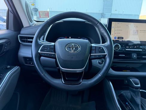 Used 2023 Toyota Highlander Limited FWD image 8