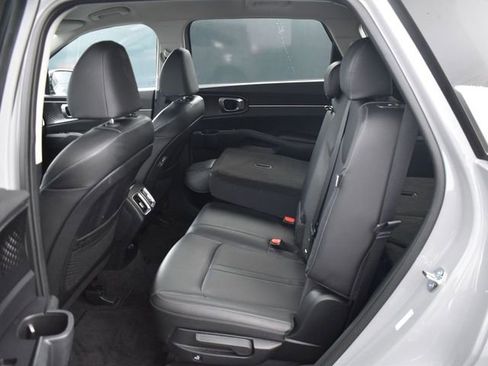 Used 2025 Kia Sorento S image 31
