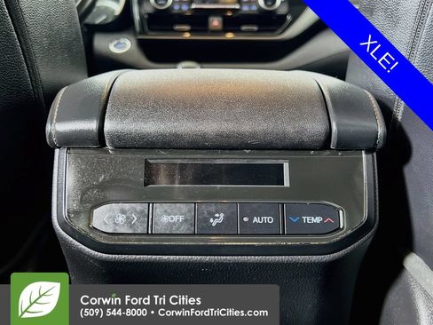Used 2022 Toyota Highlander XLE AWD/4WD image 30