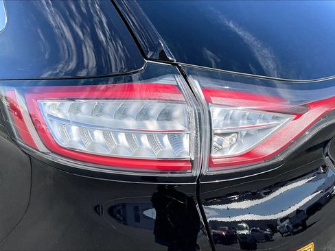 Used 2018 Ford Edge Titanium FWD image 29