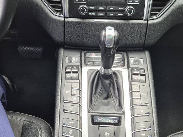 Used 2018 Porsche Macan AWD/4WD image 23