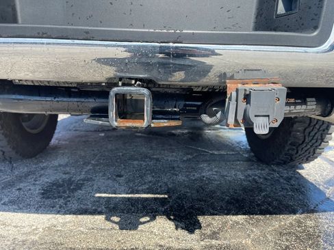 Used 2017 Nissan Titan SV AWD/4WD image 5