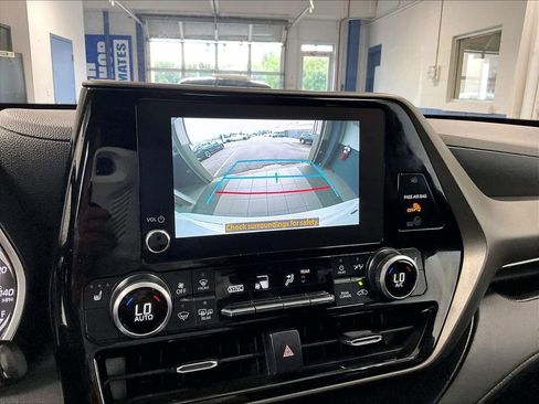 Used 2023 Toyota Highlander XLE AWD/4WD image 19