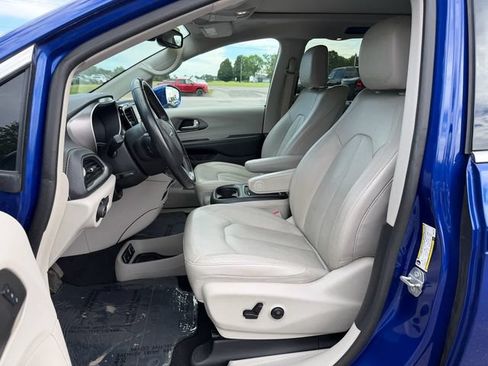 Used 2021 Chrysler Pacifica Touring-L w/ Uconnect Theater Family Group AWD/4WD image 9