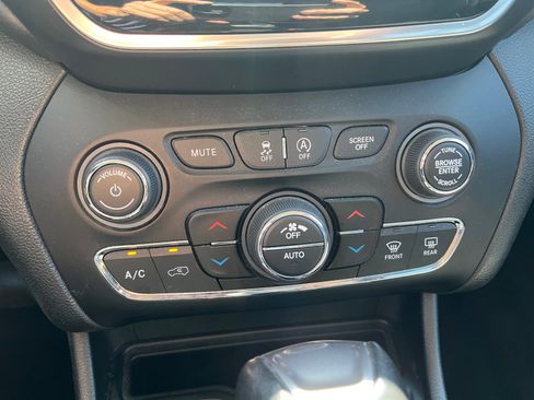 Used 2020 Jeep Cherokee Limited FWD image 23