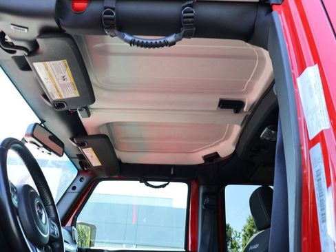 Used 2017 Jeep Wrangler Unlimited Sahara w/ Connectivity Group AWD/4WD image 18