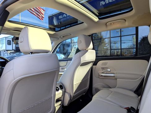 Used 2022 Mercedes-Benz EQB 300 4MATIC image 41