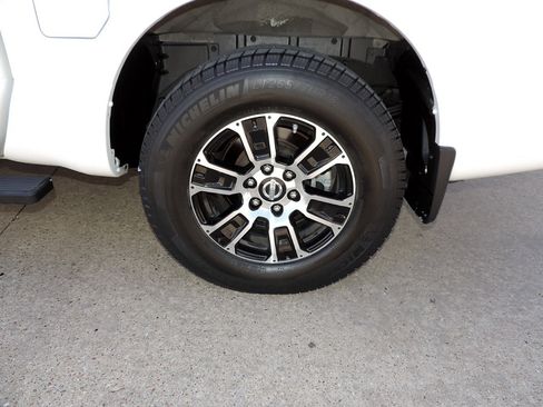 Used 2020 Nissan Titan SV w/ SV Convenience Package RWD image 9
