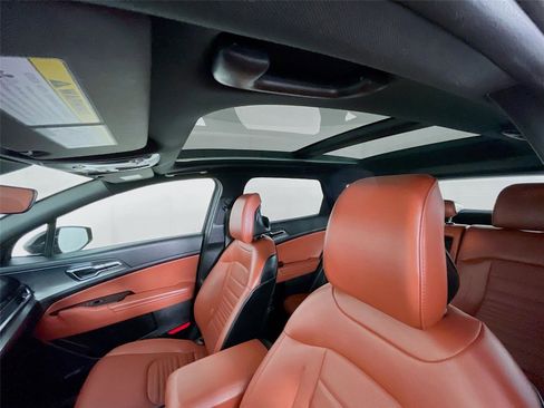 Used 2025 Kia Sportage SX image 12