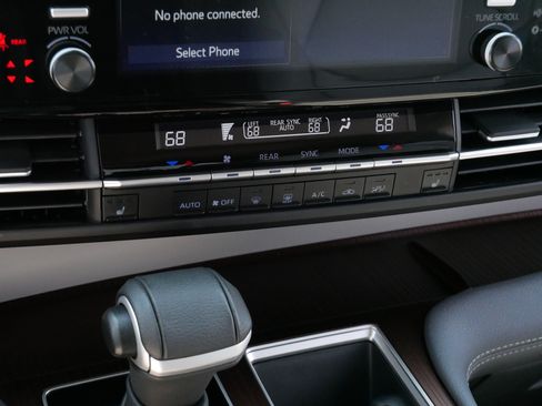 Used 2024 Toyota Sienna XLE FWD image 23
