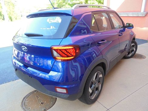 Used 2024 Hyundai Venue Limited FWD image 19