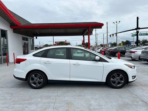 Used 2018 Ford Focus SE w/ SE Appearance Package FWD image 5