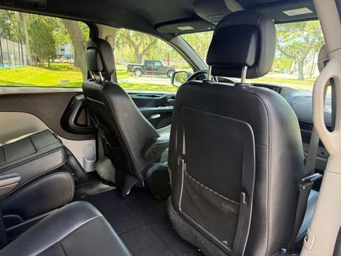Used 2019 Dodge Grand Caravan SXT FWD image 18