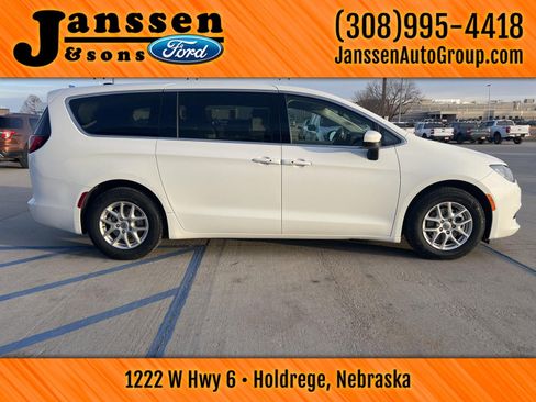 Used 2023 Chrysler Voyager LX image 5