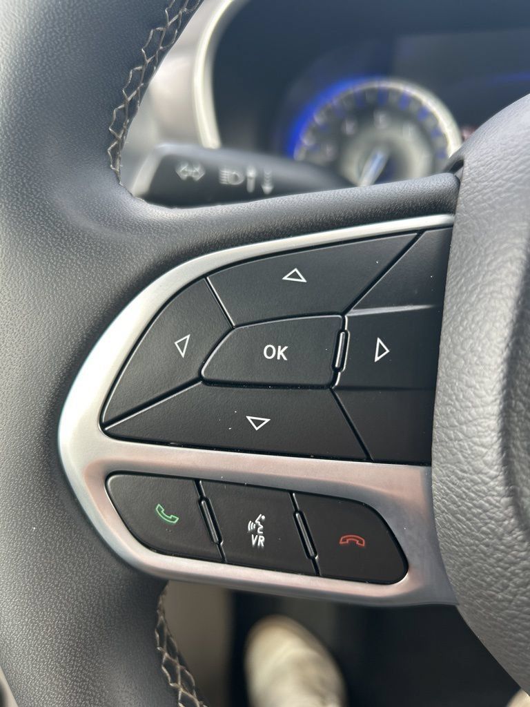 Used 2023 Chrysler Pacifica Touring-L FWD image 32