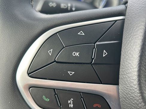 Used 2023 Chrysler Pacifica Touring-L FWD image 32
