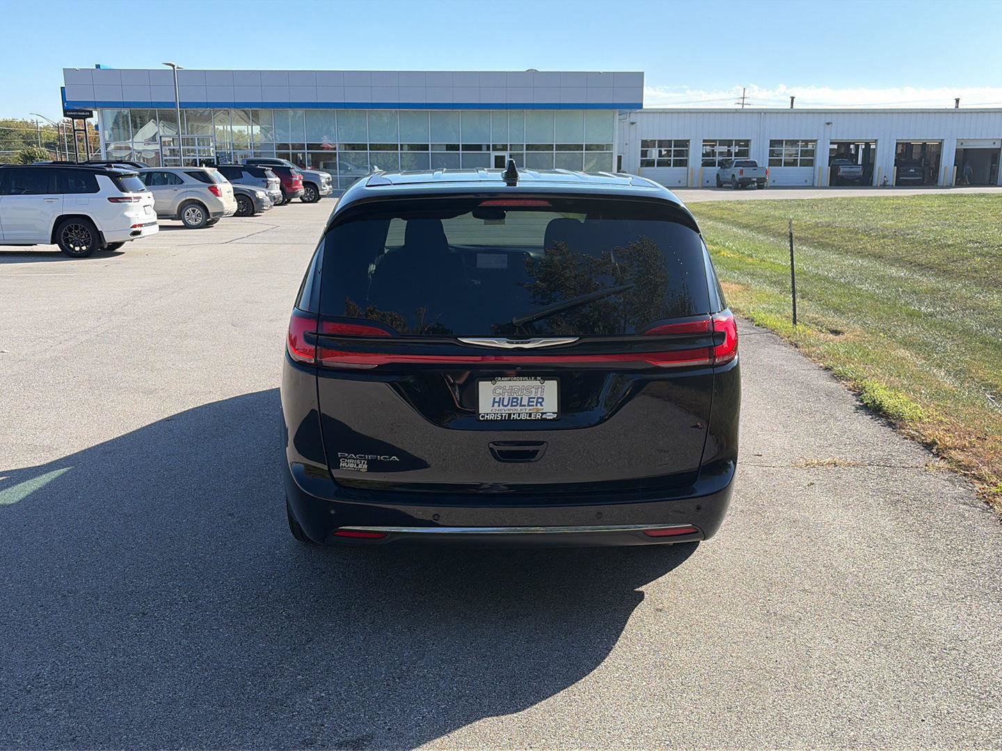 Used 2024 Chrysler Pacifica Touring FWD image 4