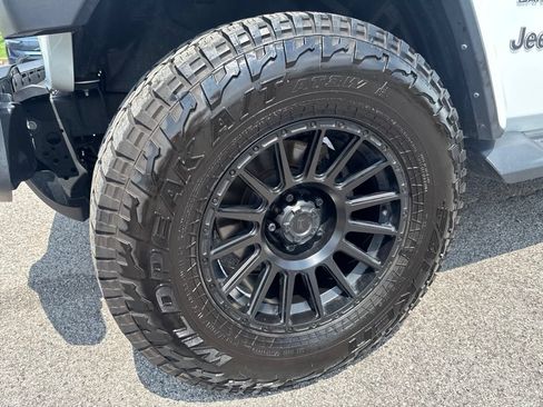 Used 2022 Jeep Wrangler Unlimited Sahara w/ LED Lighting Group AWD/4WD image 11