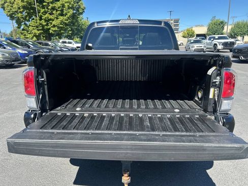 Used 2022 Toyota Tacoma TRD Off-Road w/ TRD Premium Off Road Package AWD/4WD image 25