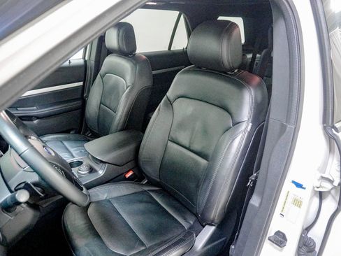Used 2017 Ford Explorer XLT w/ Equipment Group 202A AWD/4WD image 18
