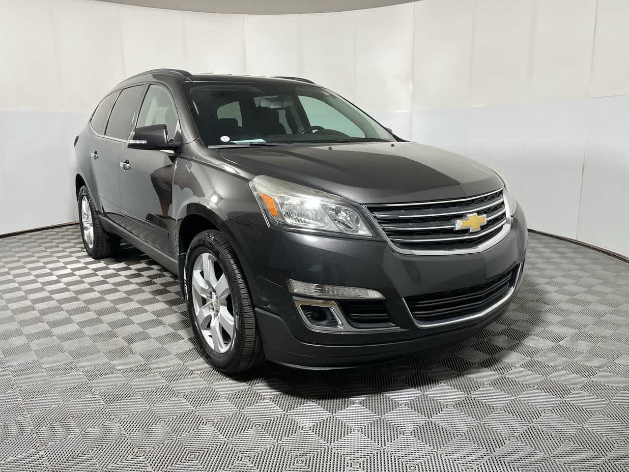 Used 2017 Chevrolet Traverse LT w/ Style and Technology Package FWD image 2