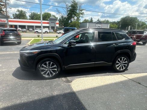 Used 2025 Toyota Corolla Cross XLE FWD image 6