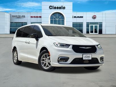 New 2026 Chrysler Pacifica Select