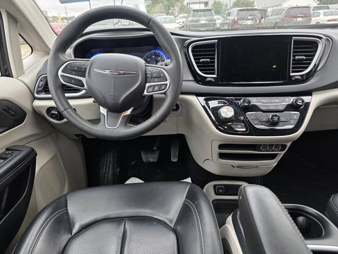 Used 2023 Chrysler Pacifica Touring-L FWD image 10
