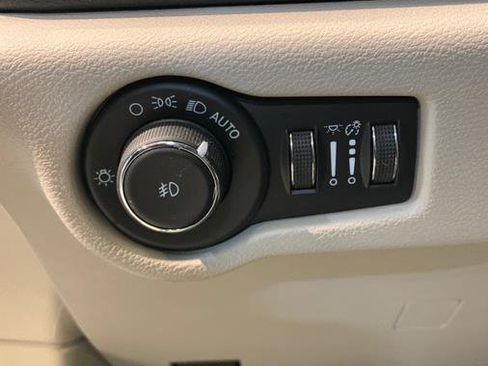 Used 2022 Chrysler Pacifica Touring-L w/ Uconnect Theater Family Group AWD/4WD image 20