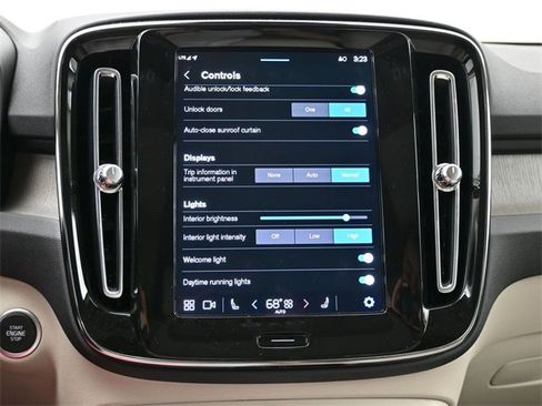 Used 2023 Volvo XC40 B5 Plus image 18