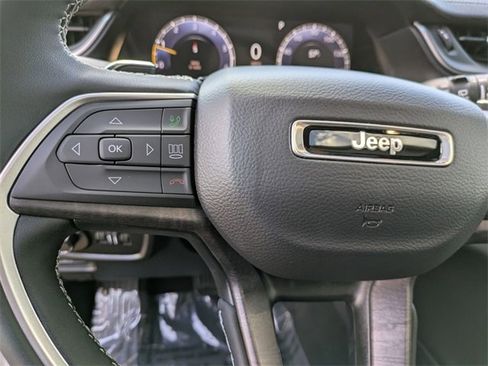 New 2025 Jeep Grand Cherokee Limited w/ Black Appearance Package image 17