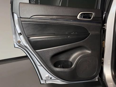 Used 2019 Jeep Grand Cherokee Limited AWD/4WD image 17