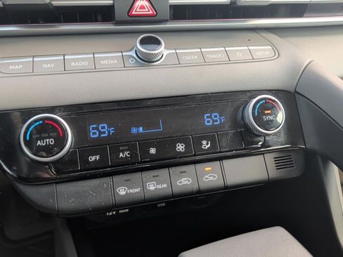 Used 2024 Hyundai Elantra SEL image 20