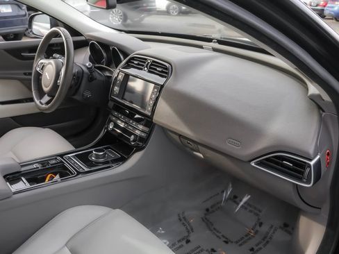 Used 2018 Jaguar XE Premium image 32