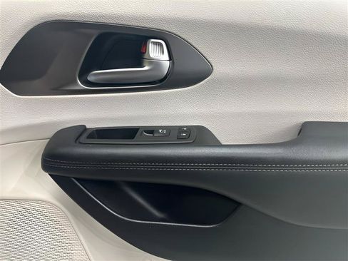 Used 2019 Chrysler Pacifica Limited FWD image 20