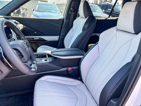 New 2026 Lexus TX 500h AWD image 18