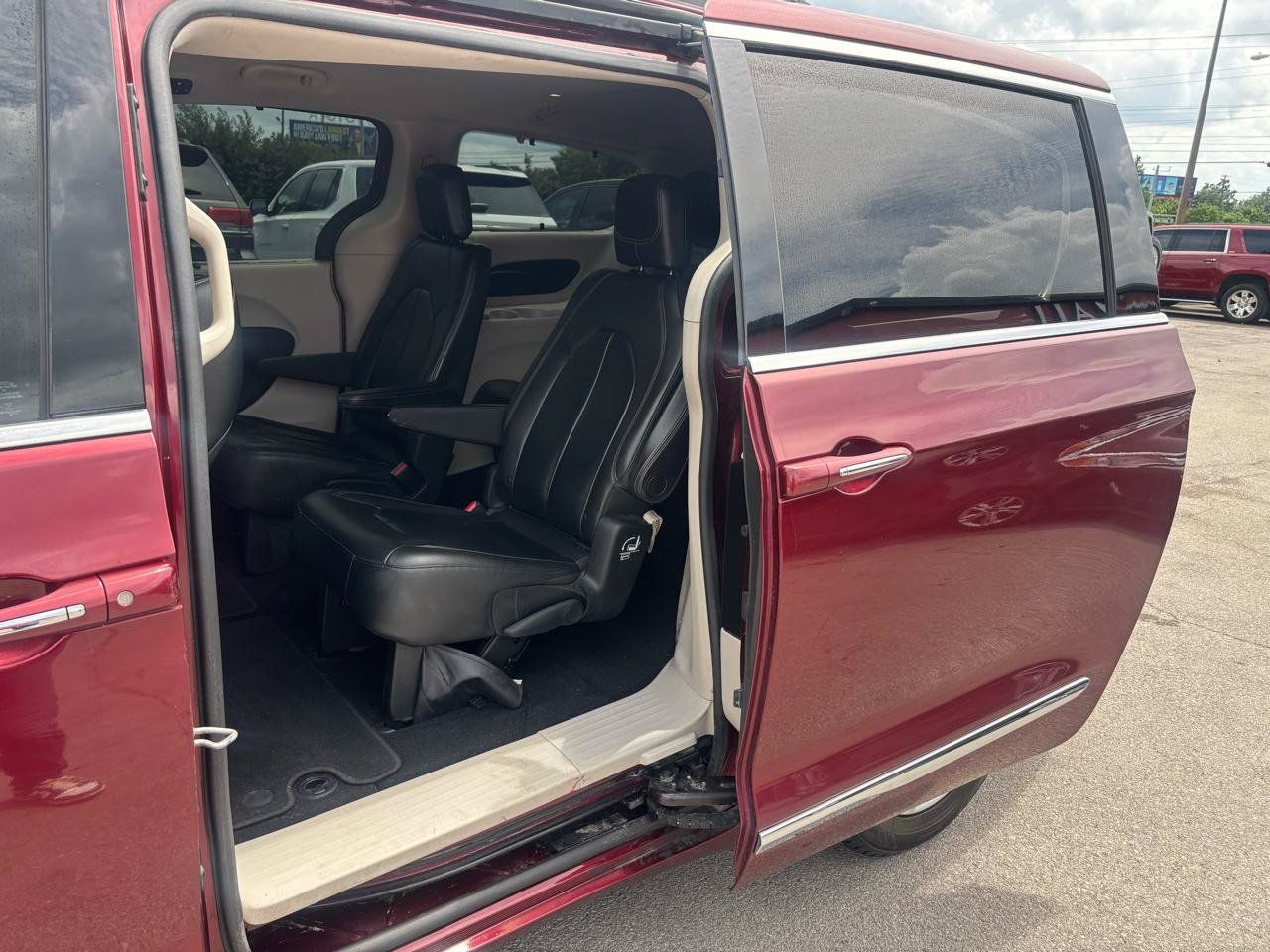 Used 2017 Chrysler Pacifica Touring-L w/ Tire & Wheel Group FWD image 14