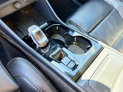 Used 2023 Volvo XC40 B5 Plus image 18