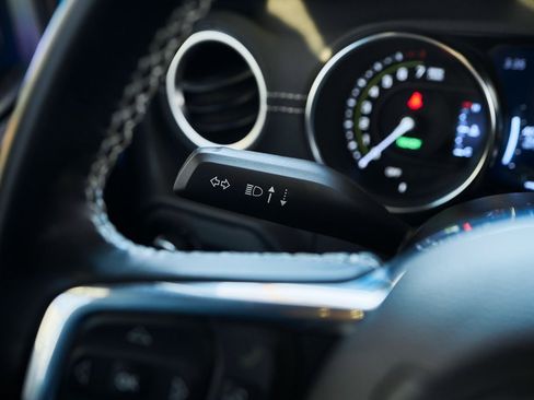 Used 2022 Jeep Wrangler Unlimited Sahara image 38