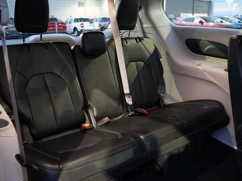 Used 2024 Chrysler Pacifica Touring-L image 19